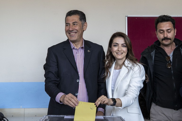 Presidential candidate Sinan Ogan casts his vote