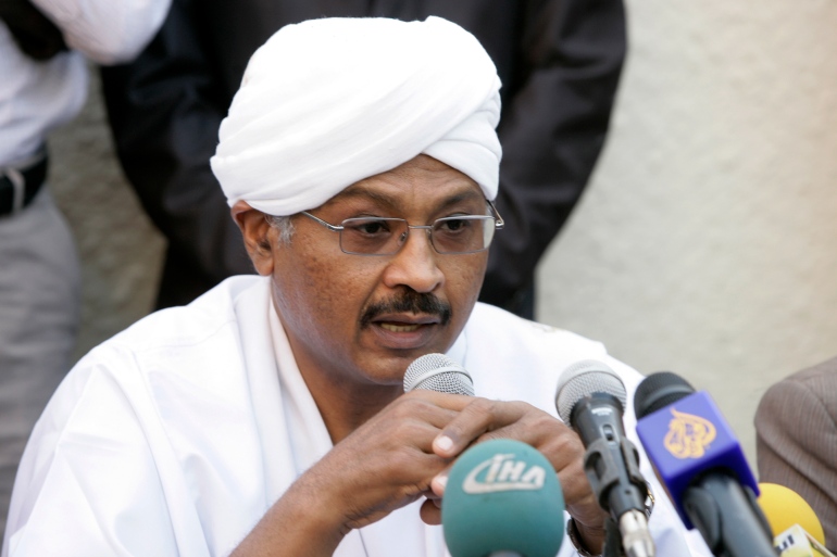 epa02114004 Mubarak al-Fadil al-Mahdi Sudanese Presidential candidate and Yasser Said Arman, SPLM candidate (not pictured) of the Umma Party and the reform and renewal hold a joint press conference in Khartoum, Sudan on 12 April 2010. After the first day of voting election observers are urging Sudan to extend voting beyond the three days allotted after reports that thousands of ballots were cast incorrectly and polling faced significant delays in many areas of Africa's largest country. This is Sudan's first open elections in 24 years. EPA/PHILLIP DHIL