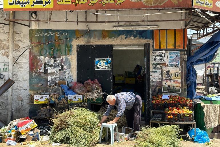 صورة 5 فلسطين 14-مايو 2023 فاطمة محمود مخيم جنين الجزيرة نت، إبراهيم أبو سرية أمام دكانه المقام على بقايا محطة القطار العثماني في مخيم جنين