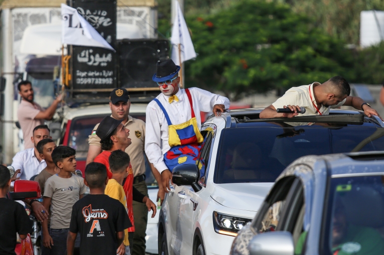 7- الجزيرة نت- غزة: تنقل الموكب من شمال قطاع غزة إلى جنوبه على طول الساحل.