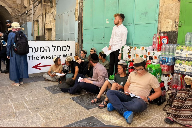 5-أسيل جندي، طريق باب السلسلة، البلدة القديمة، المتطرفون يقرأون النصوص التوراتية على بعد أمتار من المسجد الأقصى بعد اقتحامهم لساحاته في ذكرى _خراب الهيكل_ (الجزيرة نت)
