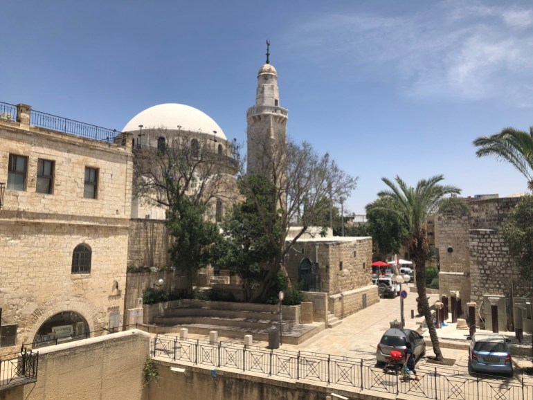 فلسطين-القدس مئذنة المسجد العمري الكبير في حارة الشرف وبجانبه كنيس الخراب اليهودي حيث يتعرض الأول للتهويد ويمنع الأذان فيه-تصوير جمان أبوعرفة-الجزيرة نت