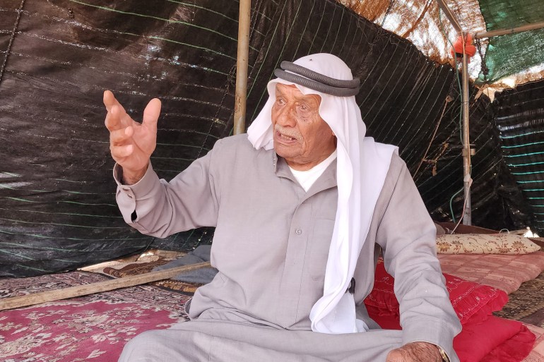 صورة 2- فلسطين- مختار تجمع عين سامية محمد كعابنة بعد ترحليه - رام الله-- الجزيرة نت