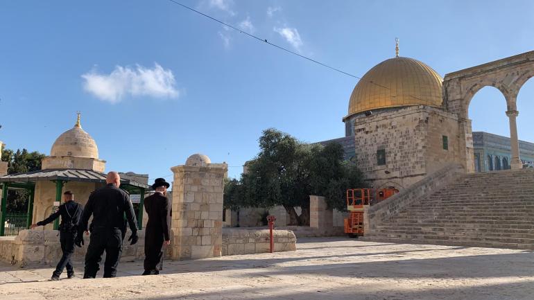 3-صورة من تجول أحد المتطرفين في المسجد الأقصى اليوم(دائرة الأوقاف)