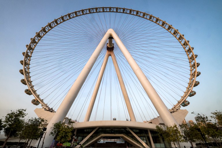 This picture taken on July 27, 2023 shows a view of the Ain Dubai (Dubai Eye) observation wheel in Dubai. - Two years ago, Dubai's skyscraper-studded skyline welcomed a fresh addition: a massive ferris wheel, touted as the world's largest, but which mysteriously stopped turning only months after it was inaugurated. The so-called Ain Dubai (Dubai Eye) was intended as a tourist-luring landmark in the United Arab Emirates' glam-hub, which is also home to the world's tallest building. But now, it stands idle, its extravagant light fixtures the only parts seemingly still working. (Photo by Giuseppe CACACE / AFP)