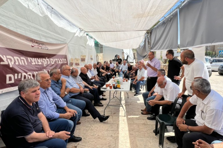 خيمة الاعتصام التي نصبتها اللجنة القطرية لرؤساء السطات المحلية بالقدس احتجاجا على قرار سموترتيش تجميد تحويل 200 مليون شيكل للمجالس العربية.