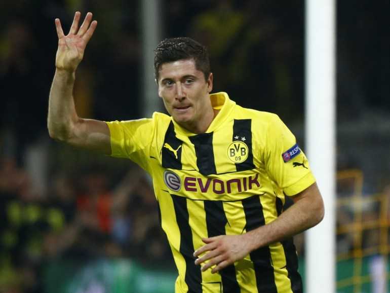 Borussia Dortmund's Robert Lewandowski (C) gestures as he celebrates after scoring a fourth goal against Real Madrid during their Champions League semi-final first leg soccer match at BVB stadium in Dortmund April 24, 2013. REUTERS/Kai Pfaffenbach (GERMANY - Tags: SPORT SOCCER)