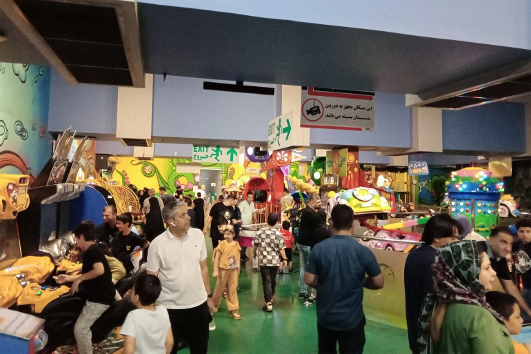 مدن اللألعاب تستقبل الأطفال حتى ساعات متأخرة من الليل (الجزيرة)