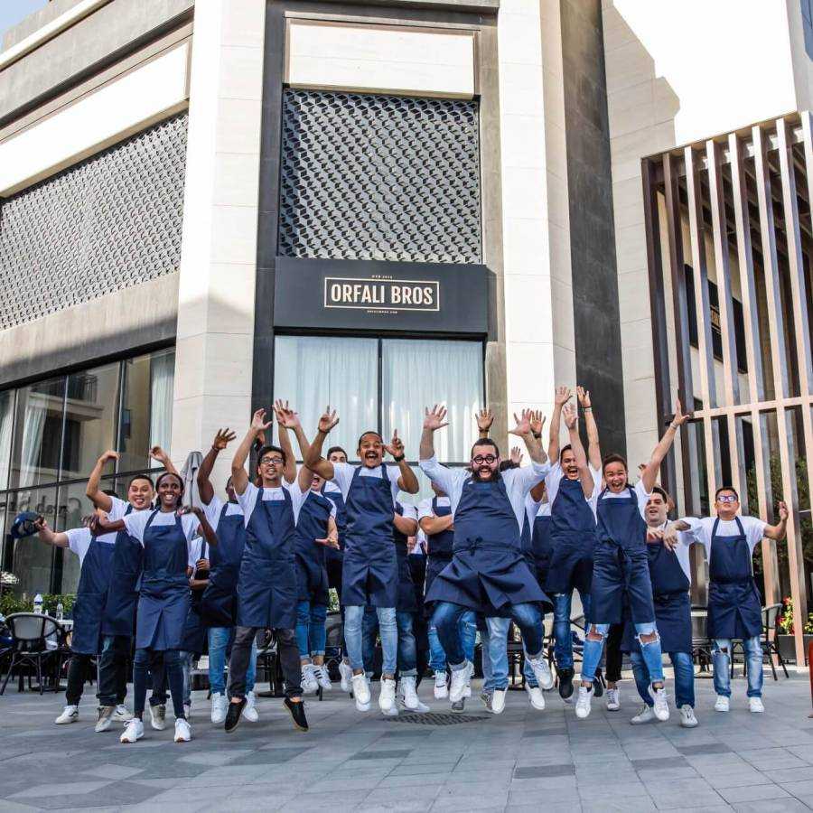 طاقم عمال مطعم أورفالي بروس بيسترو