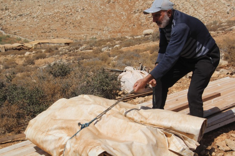 أبو كباش ترك أرضه تحت تهديد ووعيد المستوطنين بحماية شرطة الاحتلال (الجزيرة)