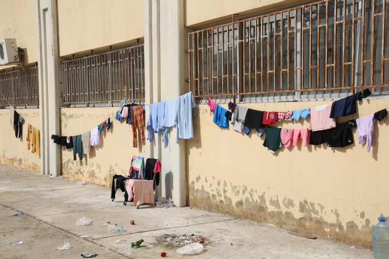 مدرسة مدينة صور تحولت إلى مركز إيواء للنازحين من القرى الحدودية (الجزيرة)