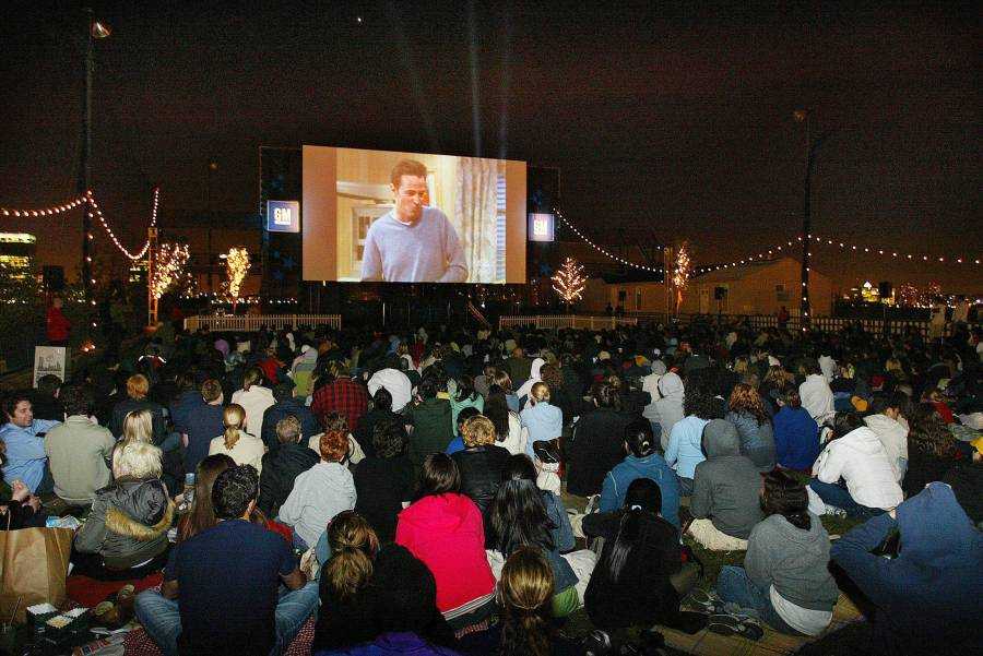 يتجمع الناس لمشاهدة الحلقة الأخيرة من مسلسل فريندز