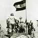  جنود مصريون يرفعون العلم على الضفة الشرقية من قناة السويس خلال معارك حرب أكتوبر 1973 (أ.ب)