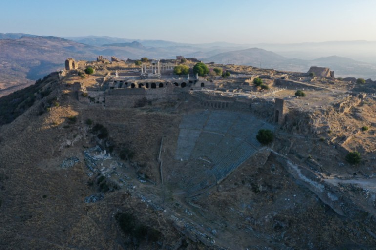 أظهرت الحفريات الأثرية التي تم إجراؤها في عدد من المدن القديمة بولاية إزمير التركية (غرب)، إرثا تاريخيا وحضاريا فريدا لا بد من الحفاظ عليه ونقله للأجيال القادمة. وفي الجزء الثاني من ملف وكالة الأناضول لأخبار الحفر والتنقيب في المناطق القديمة، نستعرض ما توصل إليه الخبراء من كنوز تاريخية في مدن أفس، وبرغاما، ومتروبوليس، وسميرنا، وفي التلال الأثرية بينها يشيل أووه وأولوجق في إزمير. ( Lokman İlhan - وكالة الأناضول )