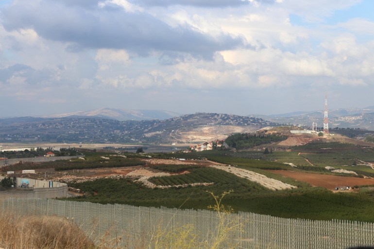 الأراضي الفلسطينية المحتلة كما تبدو من نقطة العديسة وتظهر مستوطنة المطلة (الجزيرة)