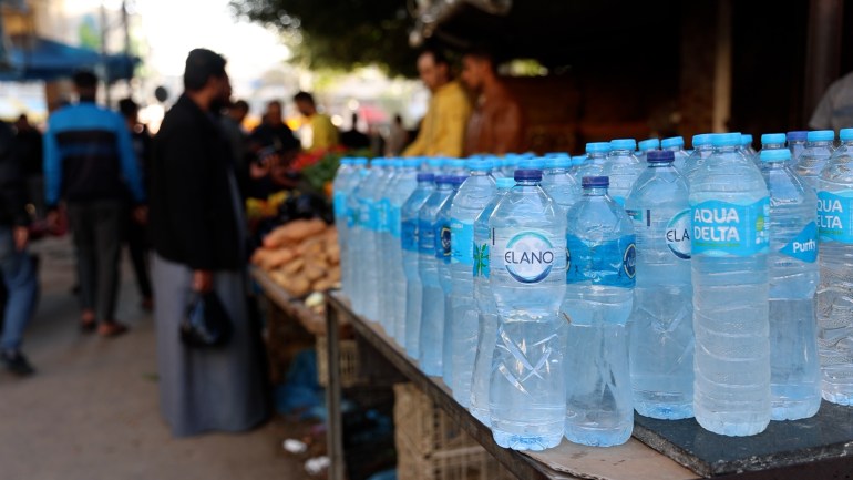 مشهد بيع المياه المعدنية على الأرصفة بات مألوفا نظرا للحاجة الماسة لمياه الشرب النظيفة