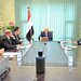 رئيس مجلس القيادة الرئاسي اليمني رشاد العليمي مجتمعاً في عدن مع رئيس الحكومة ومسؤولين آخرين (سبأ)