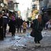 فلسطينيون في مخيم بلاطة بالضفة الغربية اليوم الثلاثاء (إ.ب.أ)
