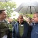 رئيس الوزراء الإسرائيلي بنيامين نتنياهو (وسط) والرئيس التنفيذي لشركة «تسلا» إيلون ماسك (يسار) يزوران كيبوتس كفار عزة في المنطقة الحدودية مع قطاع غزة في 27 نوفمبر 2023 (د.ب.أ)