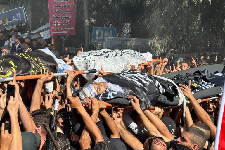 صورة 3 _فاطمة محمود مخيم جنين 10-11-2023_ فلسطين الجزيرة نت _مواطنيون من مخيم جنين يحملون جثامين الشهداء خلال تشييعهم اليوم_