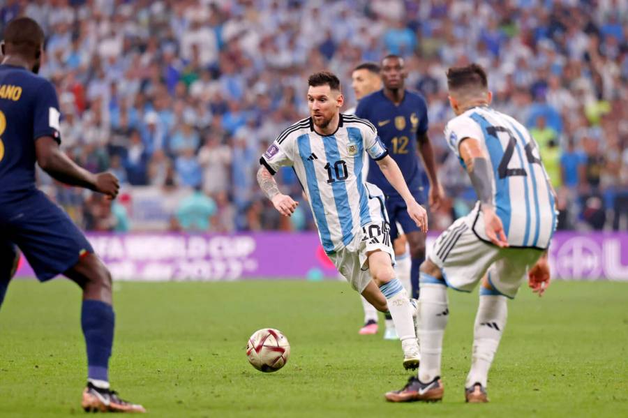 ميسي أمام لاعبين من المنتخب الفرنسي