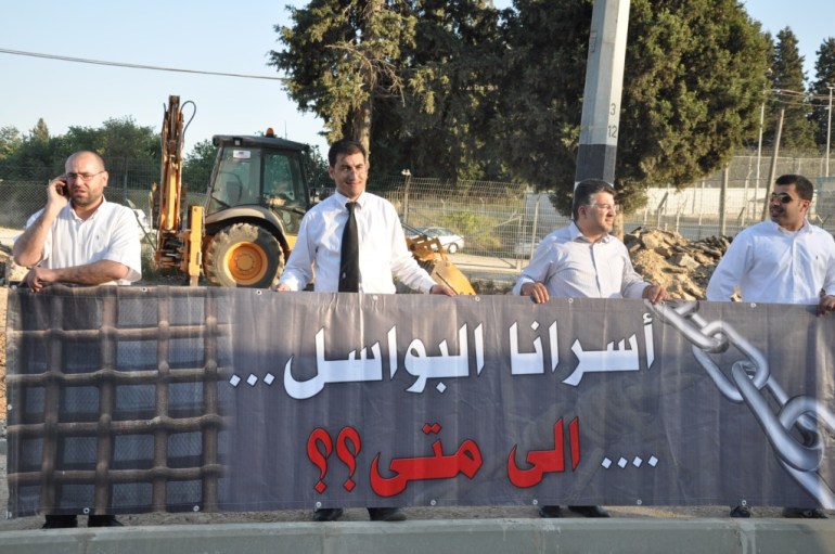 صور 2+3+4 شعارات رفعت قبالة السجون الإسرائيلي خلال تظاهرات احتجاجية للحركة الأسيرة في أراضي 48 التي طالبت بتحرير الأسرى من السجون