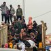 نازحون فلسطينيون من خان يونس إلى رفح اليوم الثلاثاء (د.ب.أ)