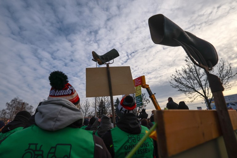 epa11069615 People protest during a farmers rally as part of nationwide farmers' protest in Cottbus, Germany, 11 January 2024. German farmers have kicked off a week of nationwide protests in response to plans to phase out agricultural diesel subsidies. EPA-EFE/Filip Singer