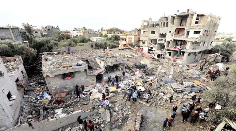  مسؤول أممي يكشف تفاصيل خطة الاحتلال الممنهجة لتجويع الفلسطينيين في غزة