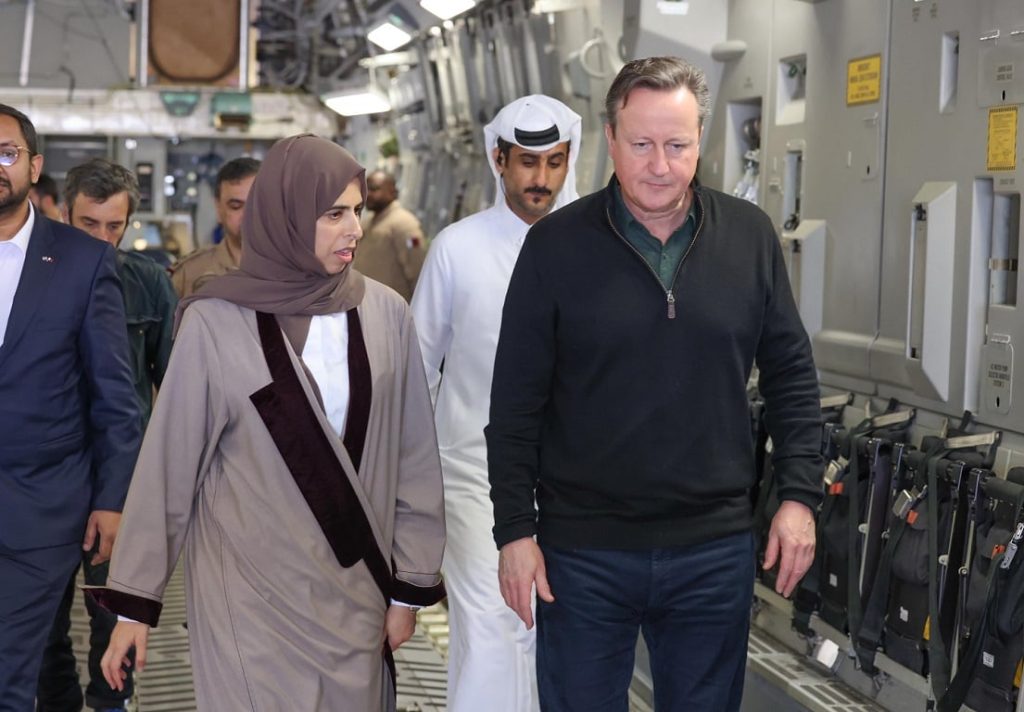  دولة قطر والمملكة المتحدة ترسلان أول شحنة مساعدات إنسانية مشتركة إلى غزة