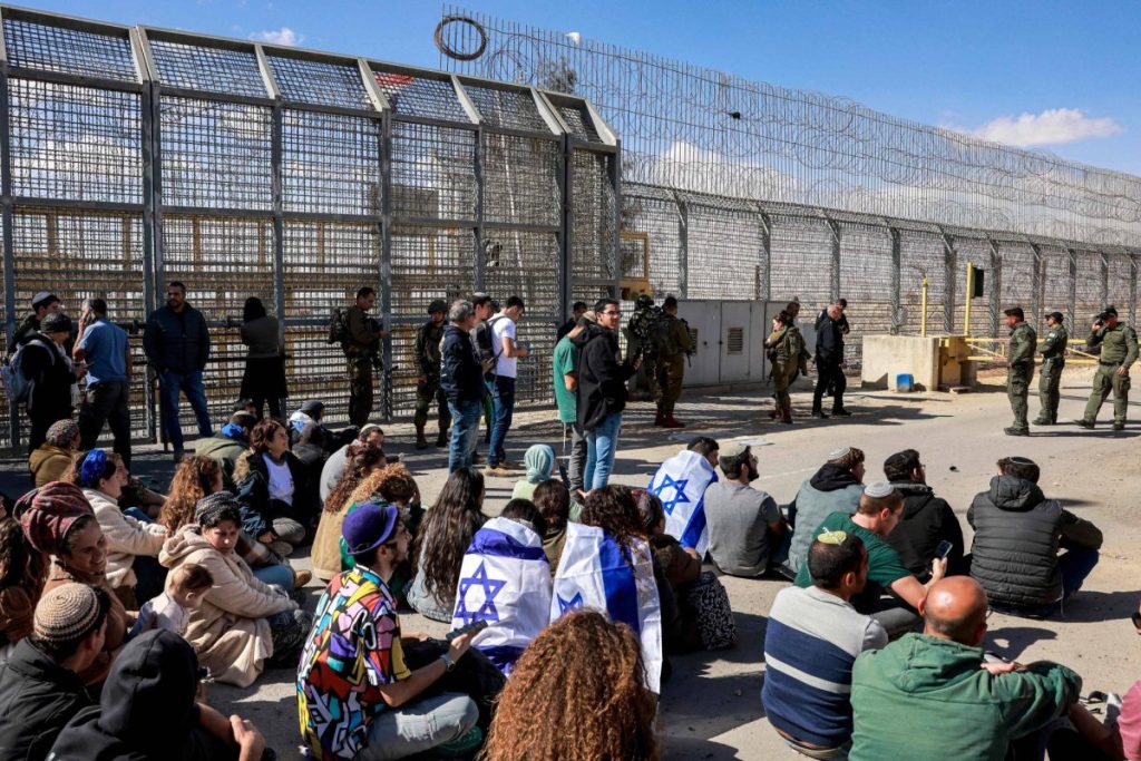 حركة إسرائيلية تمنع عبور شاحنات المساعدات إلى غزة من معبر العوجة