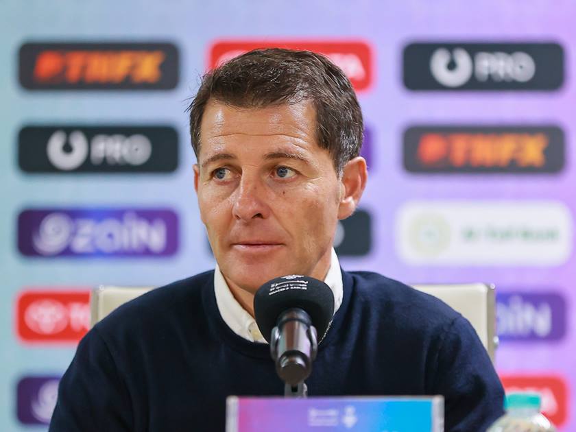  اتهم بالاستهزاء ومطالبات بالتحقيق معه.. مدرب العراق في عين العاصفة بعد الخسارة من الأردن