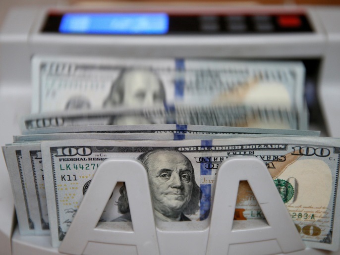 A money counter counts 100 U.S dollar banknotes in Kiev, Ukraine, October 31, 2016. REUTERS/Valentyn Ogirenko