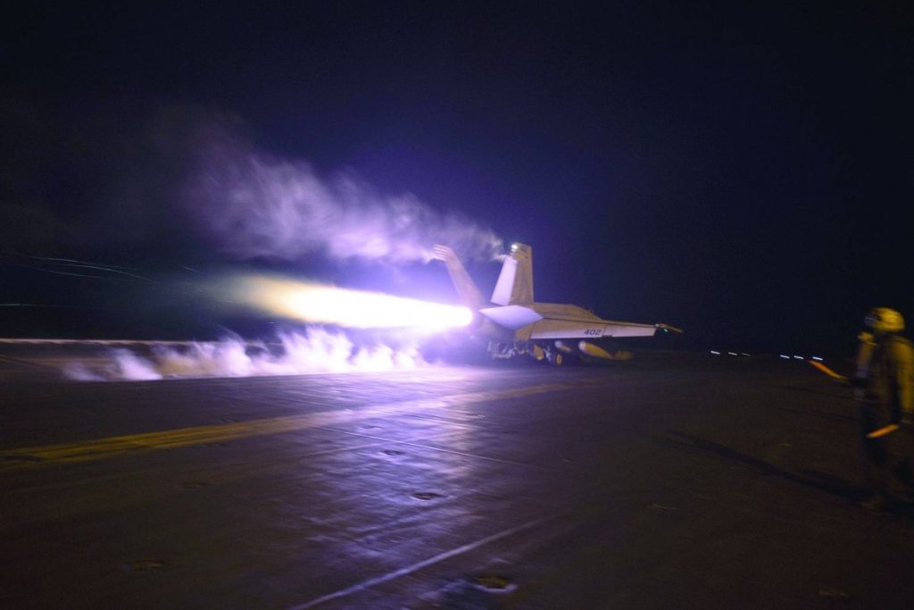 زوارق حوثية مفخخة في المواجهات البحرية