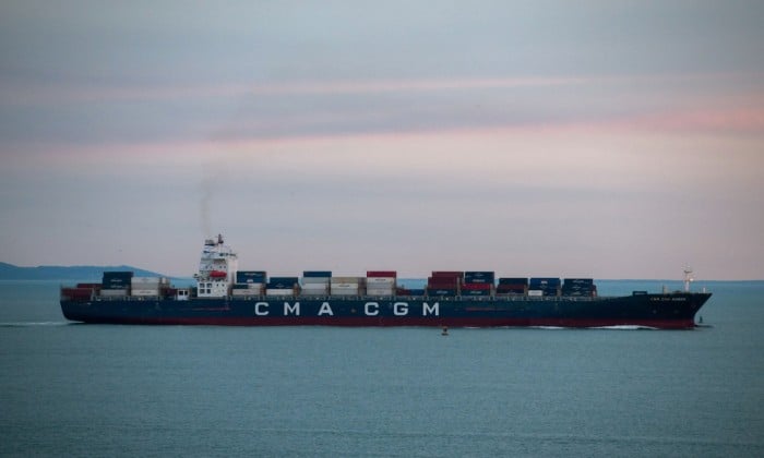  ثالث أكبر خط ملاحي في العالم.. سي إم إيه الفرنسية للشحن البحري تعلق عبور سفنها بمضيق باب المندب