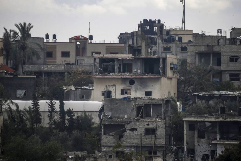 قتلى وجرحى في قصف إسرائيلي لشقة سكنية في خان يونس