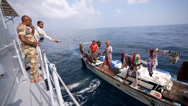 سفن بحماية مسلحة تشق طريقها بحذر عبر باب المندب