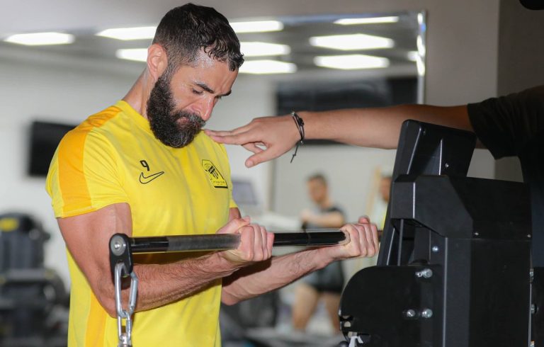 «تدريبات إضافية» تغيب بنزيمة عن مباراة الطائي