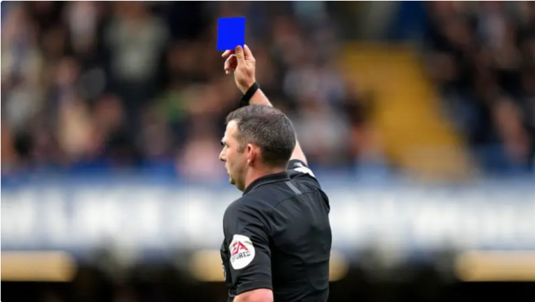  فيفا يدرس تجريب البطاقة الزرقاء.. متى سيتم تطبيقها رسميا داخل الملاعب؟