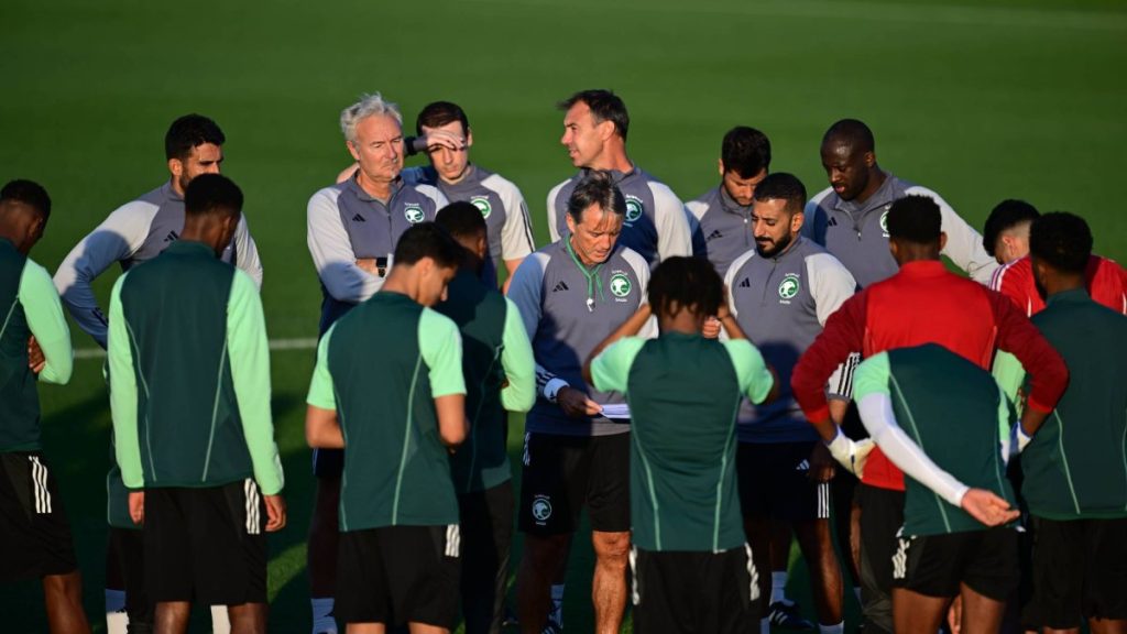 الصادق: الأخضر لا يستجدي أحداً