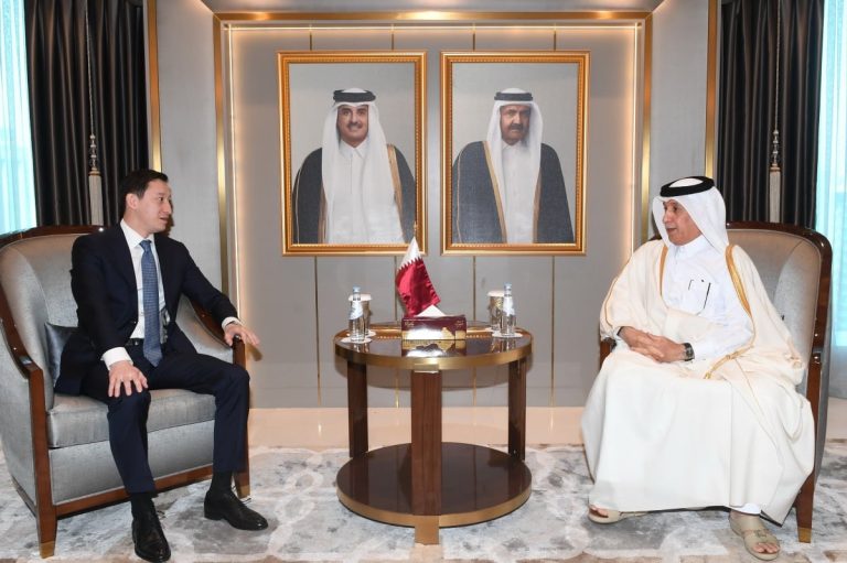  وزير الدولة للشؤون الخارجية يتسلم نسخة من أوراق اعتماد سفيري أوزبكستان وكينيا