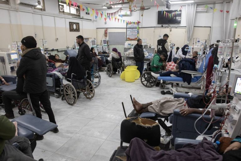 «الصحة العالمية» تكمل مهمة ثانية لنقل مرضى من مستشفى ناصر في غزة