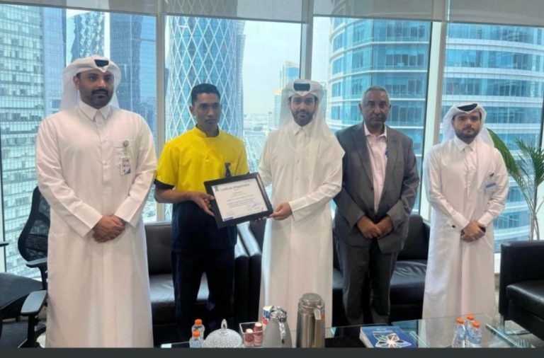  تكريم عامل نظافة لإعادته “ساعة رولكس ثمينة” لصانع محتوى إماراتي.. إليك القصة