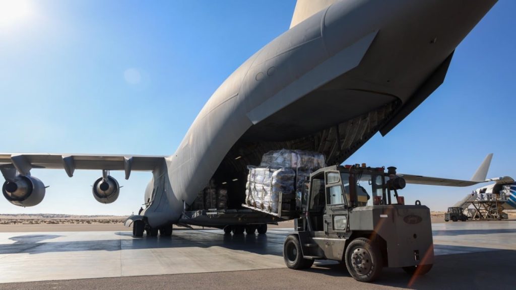  طائرة قطرية تصل العريش المصرية تحمل مساعدات لدعم الأشقاء الفلسطينيين في غزة