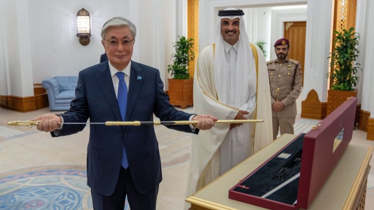 صاحب السمو يهدي رئيس كازاخستان سيف المؤسس