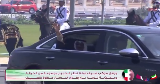 شاهد.. أمير الكويت يتفاعل مع العرضة القطرية