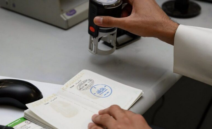 هل إيقاف خدمات المقيم ومنع السفر يمنع تجديد إقامته؟.. الجوازات توضح