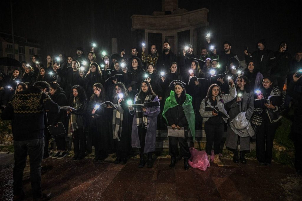 وقفة في ذكرى مرور عام على الزلزال تفجر غضباً ضد الحكومة التركية