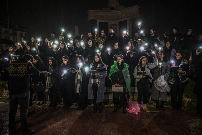 وقفة في ذكرى مرور عام على الزلزال تفجر غضباً ضد الحكومة التركية