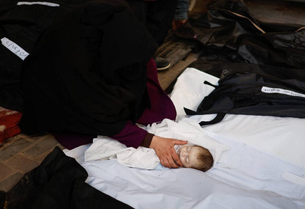 عملية إسرائيلية تحرر اثنين من المحتجزين في رفح… وتقتل 100 شخص